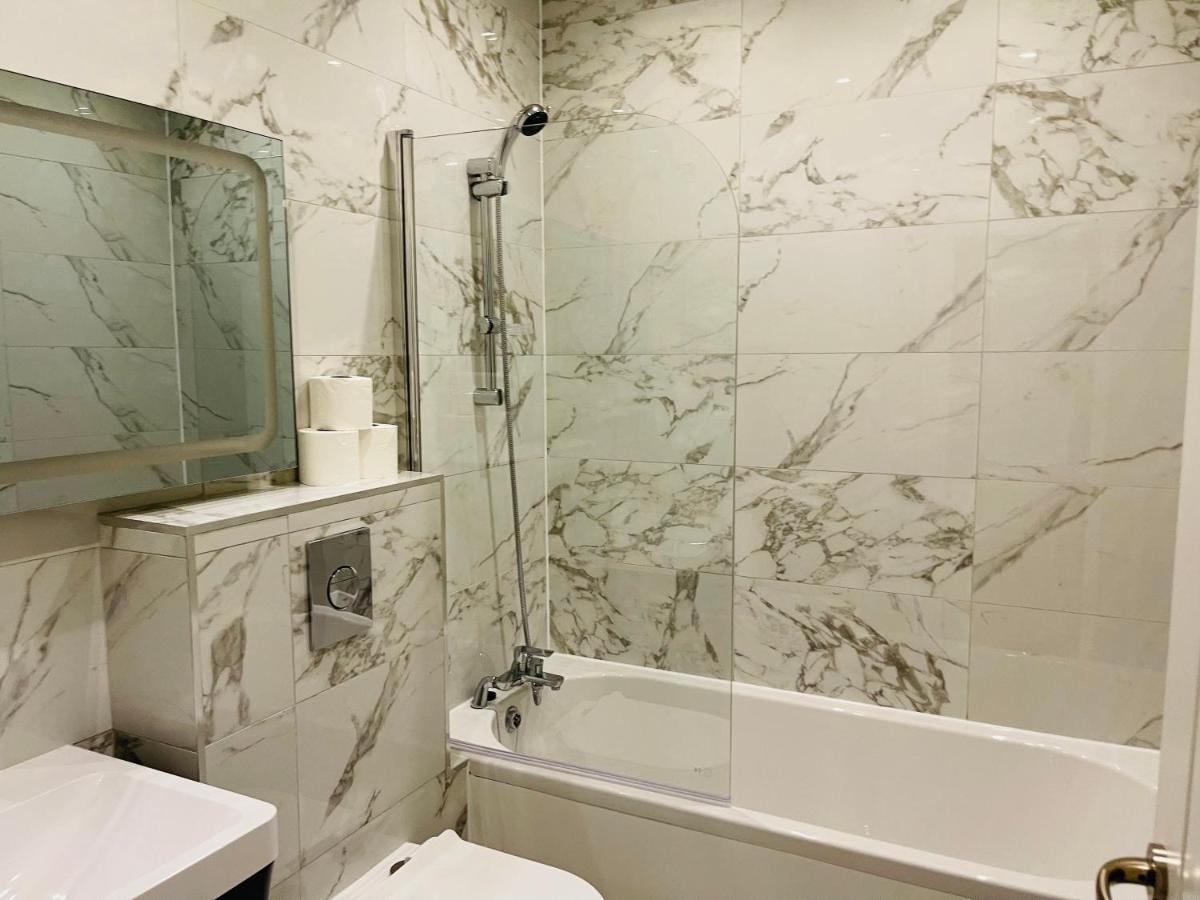 Salt Hill Windsor Legoland Eton Heathrow Luxury 2 Bed 1 Bath Free Parking Lejlighed Slough Eksteriør billede